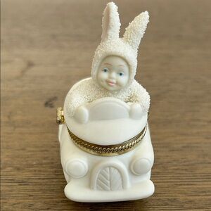 Department 56 Snowbunnies 2000’s Adorable Go Bunny Go Figurine Trinket Box. New.